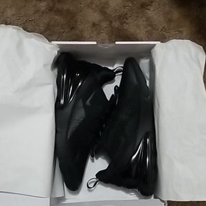 Airmax 270 mens 10.5, triple black, new with box